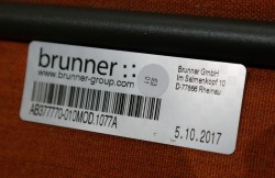 Konferansestol fra Brunner i orange stoff / sort, modell Pheno, pent brukt