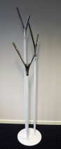 Lekker stumtjener i hvitt / krom fra Frost, Danmark, modell Wishbone, høyde 175cm, pent brukt