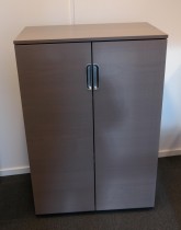 Skap i brunbeiset eik fra IKEA, modell Galant, 3 permhøyder, bredde 80cm, høyde 120cm, pent brukt