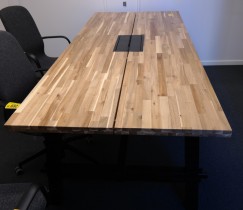 Konferansebord / spisebord i akasie heltre fra IKEA, modell Skogsta, 235x100cm, pent brukt