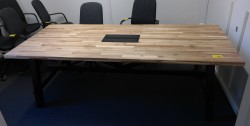 Konferansebord / spisebord i akasie heltre fra IKEA, modell Skogsta, 235x100cm, pent brukt