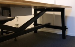 Konferansebord / spisebord i akasie heltre fra IKEA, modell Skogsta, 235x100cm, pent brukt