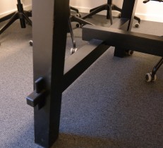 Konferansebord / spisebord i akasie heltre fra IKEA, modell Skogsta, 235x100cm, pent brukt