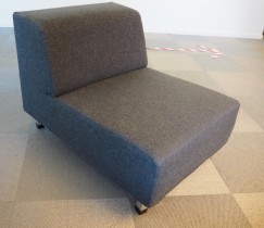 1-seter sofa / loungestol i mørkt grått stoff fra Jonas Ihreborn, bredde 65cm, pent brukt