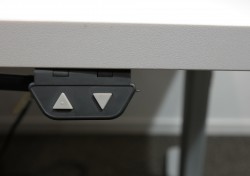 Skrivebord med elektrisk hevsenk i hvitt / grått fra Linak, 180x80cm, pent brukt understell med ny plate