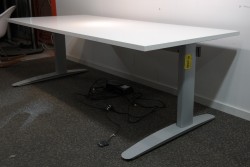 Skrivebord med elektrisk hevsenk i hvitt / grått fra Linak, 180x80cm, pent brukt understell med ny plate