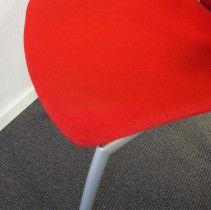 Møteromsstol fra Kinnarps, mod Plus 375 i rødt stoff / grålakkert metall / sort armlene, brukt