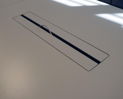 Møtebord i hvitt / krom fra Skandiform, 450x120cm, passer 14-16 personer, pent brukt