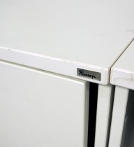 Kinnarps E-serie skap med skyvedører i hvitt, 1,5 permhøyder, bredde 120cm, høyde 73cm, pent brukt