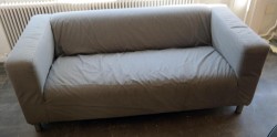 IKEA Klippan 2-seter sofa med mellomgrått trekk, 180cm bredde, pent brukt