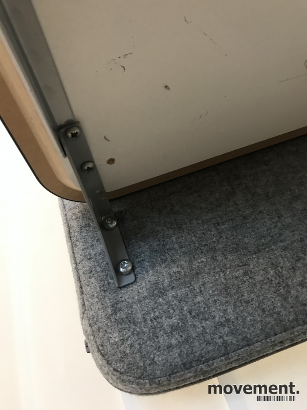 Solgt!Bordskillevegg i grått stoff, - 3 / 3