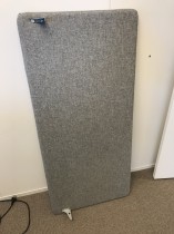 Bordskillevegg i grått stoff, 140x65cm, pent brukt