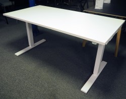 Skrivebord med elektrisk hevsenk i hvitt fra SA Møbler, modell Snitsa, 160x80cm, pent brukt understell med ny plate