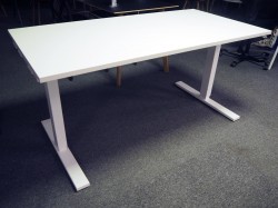 Skrivebord med elektrisk hevsenk i hvitt fra SA Møbler, modell Snitsa, 160x80cm, pent brukt understell med ny plate
