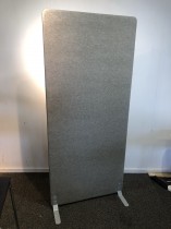 Skillevegg i grått stoff fra Götessons, bredde 100cm, høyde 180cm, pent brukt