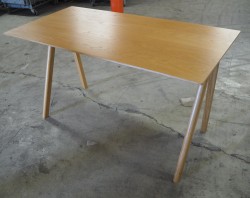 Skrivebord i lakkert eik fra HAY, modell Copenhague Desk CPH90, 130x65cm, pent brukt