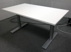 Skrivebord med elektrisk hevsenk i hvitt grått fra Duba B8, 140x80cm, pent brukt understell med ny bordplate