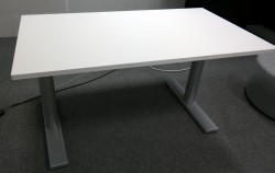 Skrivebord med elektrisk hevsenk i hvitt grått fra Duba B8, 140x80cm, pent brukt understell med ny bordplate