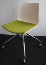 Arper Catifa 46 konferansestol på hjul, rygg i hvitt, sete trukket i grønt ullstoff, understell i krom, pent brukt