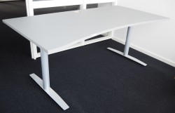 Skrivebord i grått fra Svenheim, 180x90cm, pent brukt