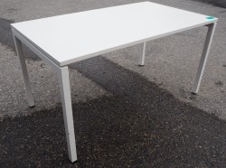 Skrivebord i hvitt, 140x80cm, pent brukt