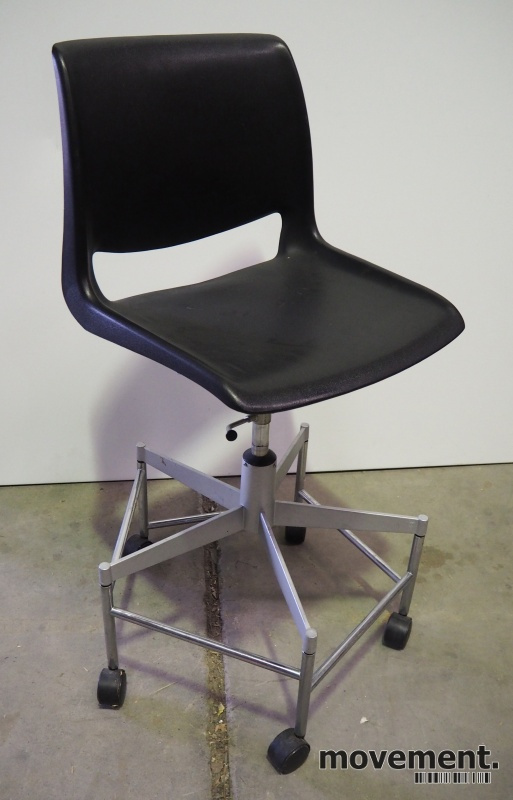 Solgt!Høy kontorstol i sort / aluminium - 1 / 4