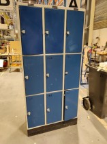 Garderobeskap fra Sono i stål med 3x3 luker, 90cm bredde, 201cm høyde, brukt med slitasje