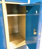 Garderobeskap fra Sono i stål med 3x3 luker, 90cm bredde, 201cm høyde, brukt med slitasje