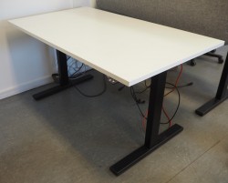 Skrivebord med elektrisk hevsenk fra Linak i hvitt / sort, 140x80cm, pent brukt