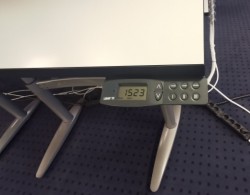 Elektrisk hevsenk skrivebord fra EFG , hvit plate med sort kant, 140x80cm, pent brukt