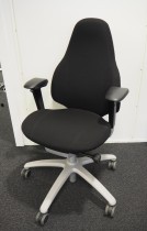 Kontorstol i sort stoff fra RH-stolen, modell Mereo 220, høy rygg og armlene, pent brukt