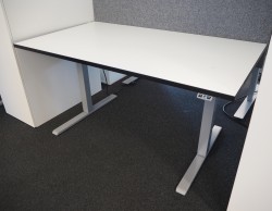 Skrivebord med elektrisk hevsenk i hvitt / grått fra Edsbyn, 140x80cm, pent brukt