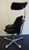 Ergonomisk kontorstol: Håg Capisco 8107 i sort stoff, 69cm sittehøyde, med nakkepute, pent brukt