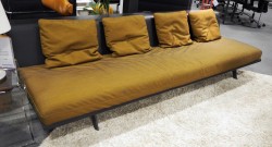 Lekker loungessofa i sortlakkert eikefiner / gylden brunt stoff fra Arper, modell Zinta, bredde 270cm, pent brukt
