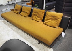 Lekker loungessofa i sortlakkert eikefiner / gylden brunt stoff fra Arper, modell Zinta, bredde 270cm, pent brukt