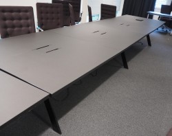 Jensen Plus K2 møtebord / konferansebord i mørk grå linoleum / sortlakkert metall, 480x120cm, passer 16-18 personer, pent brukt