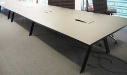 Jensen Plus K2 møtebord / konferansebord i mørk grå linoleum / sortlakkert metall, 480x120cm, passer 16-18 personer, pent brukt