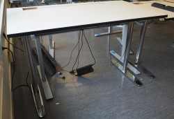 Skrivebord med elektrisk hevsenk i hvitt / krom fra Edsbyn, 140x80cm, pent brukt