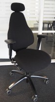 Kontorstol i sort stoff fra RH-stolen, modell Mereo 220, høy rygg, armlene og nakkepute, pent brukt