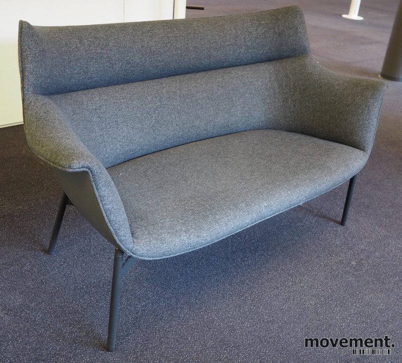 Solgt!2-seter sofa i mørkt grått ullstoff - 1 / 2