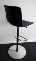 Barkrakk / barstol i sort / krom fra Vitra, modell Hal, sittehøyde 72-80cm, pent brukt