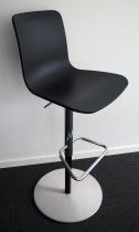Barkrakk / barstol i sort / krom fra Vitra, modell Hal, sittehøyde 72-80cm, pent brukt