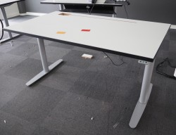 Skrivebord med elektrisk hevsenk i hvitt / grått fra Edsbyn, 140x80cm, pent brukt