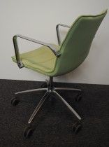 Konferansestol på hjul i lyst grønt stoff / krom fra Cube Design, modell S10, pent brukt