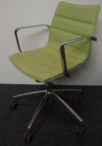 Konferansestol på hjul i lyst grønt stoff / krom fra Cube Design, modell S10, pent brukt