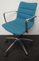Konferansestol på hjul i blått stoff / krom fra Cube Design, modell S10, pent brukt