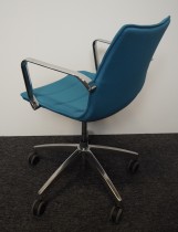 Konferansestol på hjul i blått stoff / krom fra Cube Design, modell S10, pent brukt