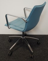 Konferansestol på hjul i lyst blått stoff / krom fra Cube Design, modell S10, pent brukt
