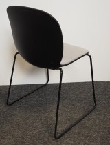 Stablestol / konferansestol fra RBM, modell NOOR i sort med lyst grått stoffsete, pent brukt