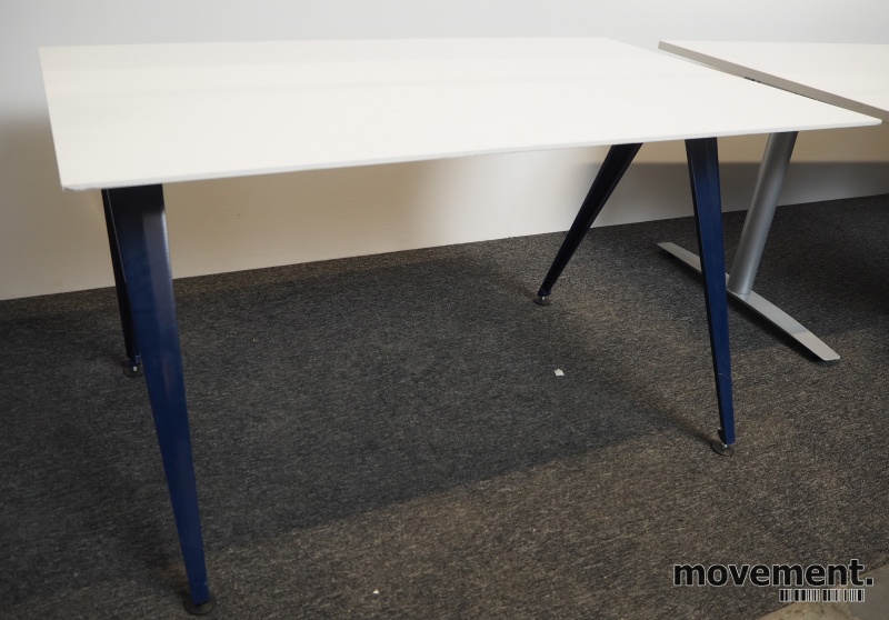 Solgt!Lekkert møtebord i hvitt / blått - 1 / 2